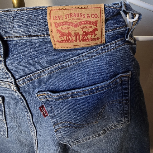 Levi's Classic Blue Jeans - Picture 3 of 13